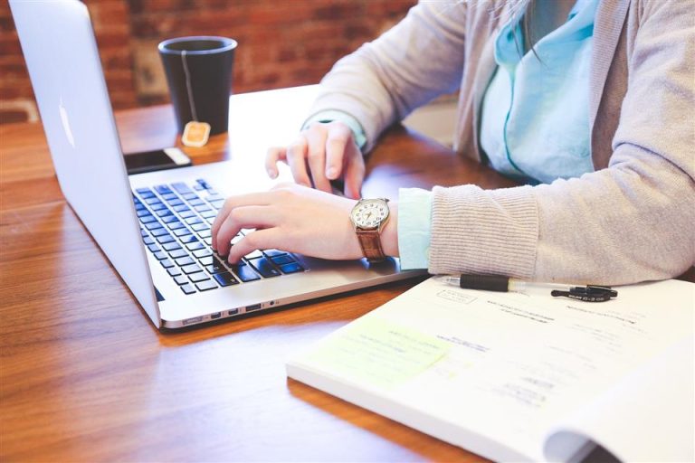Ons team Illustratie van CRM software interface met tools voor klantrelatiebeheer en sales management