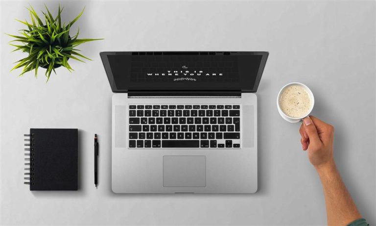 Ons team Laptop met online marketing strategie en voordelen van digitale kanalen voor bedrijven