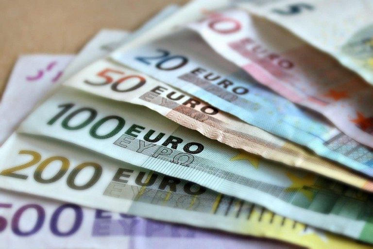 Ons team Geld lenen snel online: bankbiljetten symboliseren snelle financiering via kredietverstrekkers