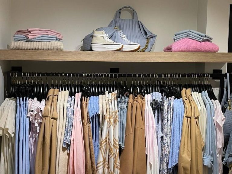 Beroemdheden Moncleé Boutique, de damesboetiek in Heist-op-den-Berg met trendy kleding en accessoires