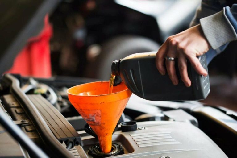 Over ons Professionele wagenherstelling in Antwerpen: expert repareert autoschade aan voertuig in garage
