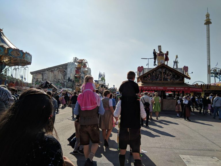 Traditionele Dirndl en Lederhosen kleding op het Oktoberfest München, symbool van Beierse erfgoed en cultuur