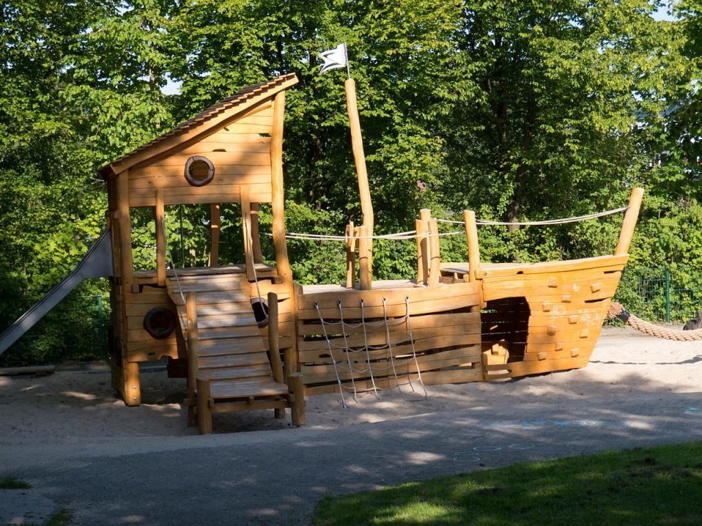 Drie avontuurlijke speeltoestellen inclusief een speelschip, klim- en klauterparadijs en wetenschappelijk ontdekkingstoestel