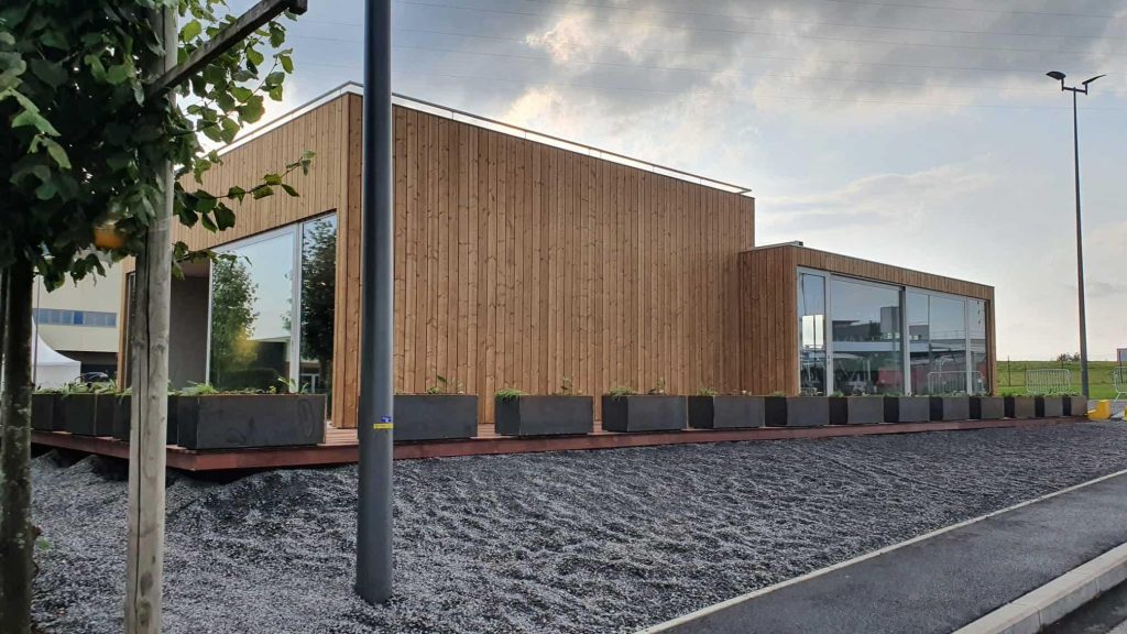 Vier oplossingen voor bedrijven die snel een kantoor nodig hebben: coworking, flexibele verhuur, samenwerking en modulaire ka