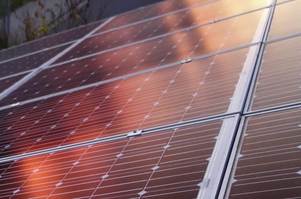 Zonnepanelen op dak met thuisbatterij voor efficiënt energiebeheer en duurzame energieopslag
