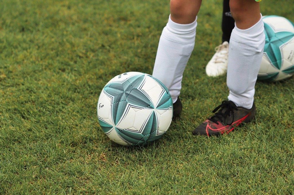 Voetballer trainingsfoto illustrerend de volgende stap in jouw voetbalreis met focus op techniek en teamwork