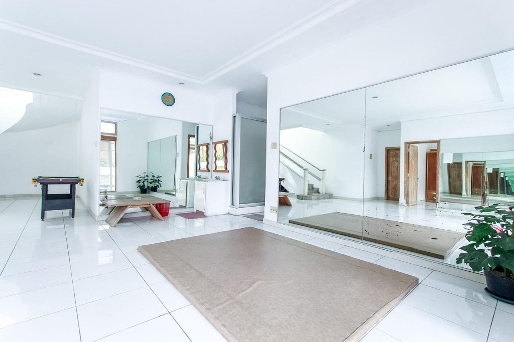 Moderne woninginrichting met slimme technologie, innovatieve materialen en geavanceerd interieurdesign voor duurzaam wonen