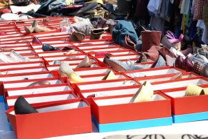 Deelnemers tijdens workshop voor custom sneakers: kleurrijke sneakers met verf en textieldesigns