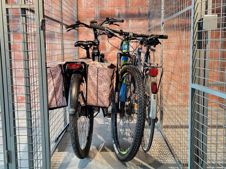 Ons team Moderne fietsenlocker met codesysteem voor veilige opslag van e-bikes bij Boxes & Bikes