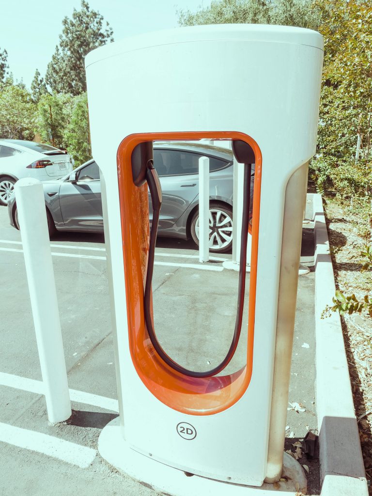 Elektrische auto laadt op aan een laadpaal - één van de voordelen van EV's is goedkoper en gemakkelijker opladen