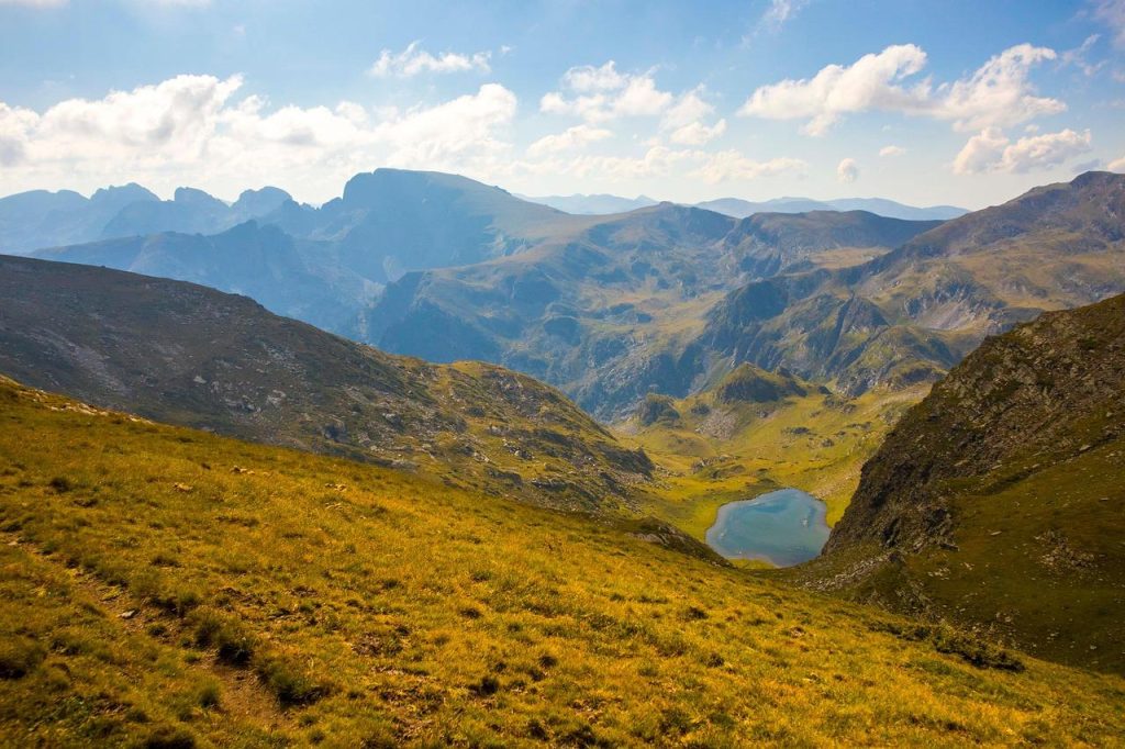 Kristalheldere bergmeren in het Rila-gebergte, onderweg op een van de populaire wandelroutes in Bulgarije